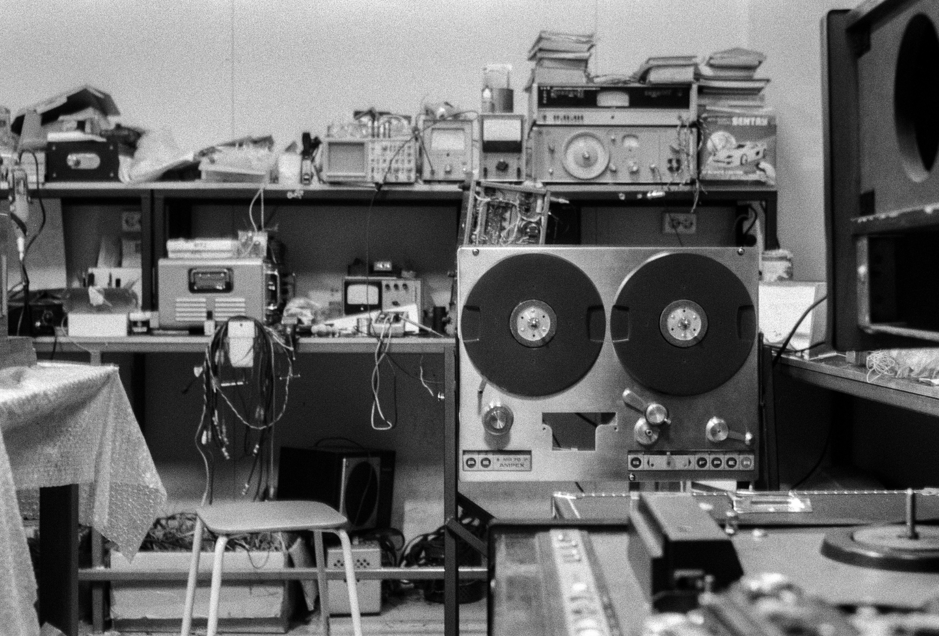 Microfono da podcast con pennellata blu dietro